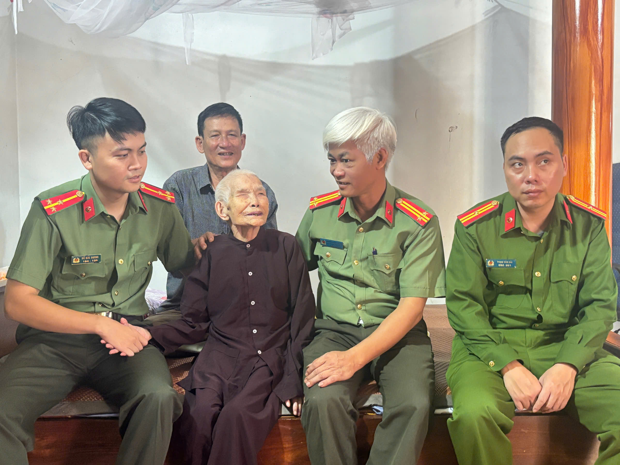 Công an xã Hà Nam thăm, tri ân cựu chiến sĩ Điện Biên Phủ 109 tuổi